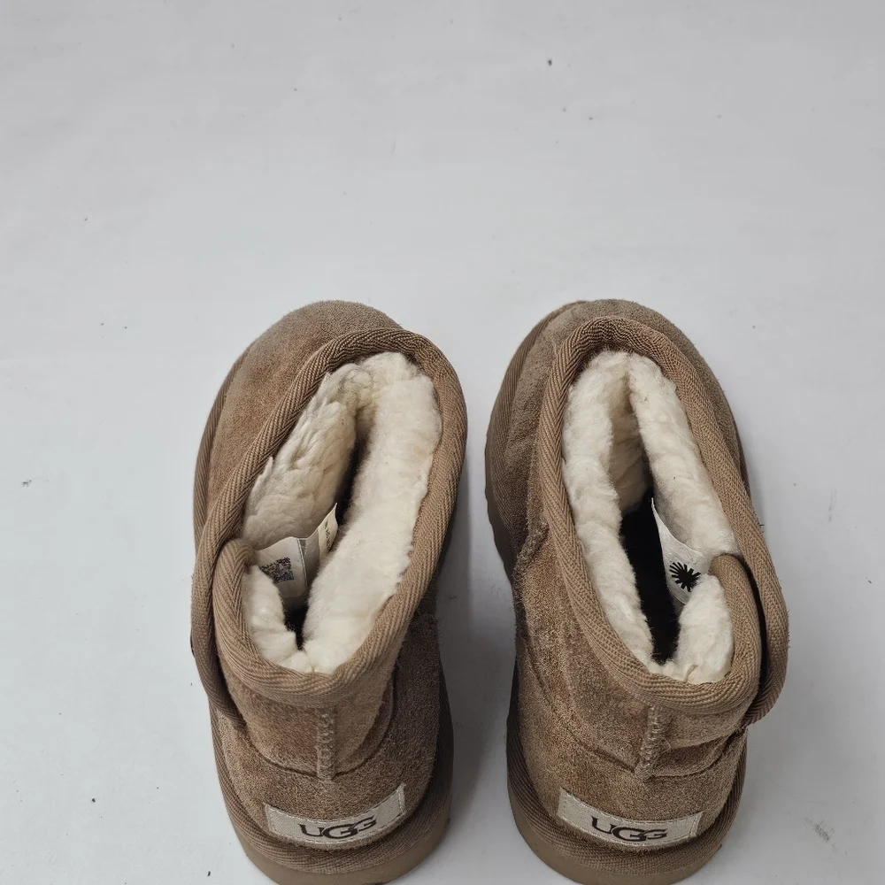 UGG Jona Mini Boot Kids 11 Chestnut Suede Snap UGGplush Lined Treadlite Sole EVA